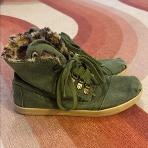 Green Toms shoes Fur-Lined Women's Sneakers size 8